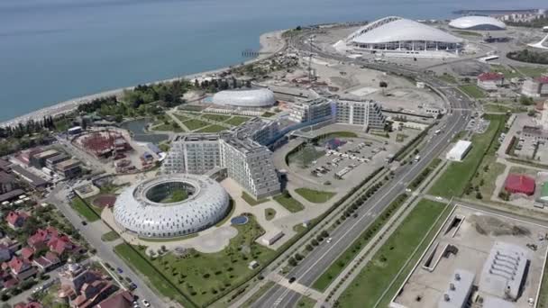 Sochi, Rusland - 01 juni 2021. Uitzicht vanuit de lucht op het pretpark Sochi en het educatiekamp Sirius Childrens. Onderwijscentrum Sirius in Sochi — Stockvideo