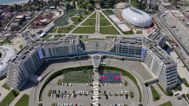 Sochi, Rússia 01 de junho de 2021. Vista aérea do Parque de Diversões Sochi e do Campo de Educação Sirius Childrens. Centro Educativo Sirius em Sochi — Vídeo de Stock
