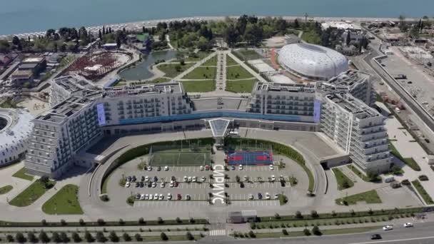 Sochi, Ρωσία - 01 Ιουνίου 2021. Αεροφωτογραφία του Πάρκου Ψυχαγωγίας Σότσι και της Εκπαιδευτικής Κατασκήνωσης Σείριου. Εκπαιδευτικό Κέντρο Σείριος στο Σότσι — Αρχείο Βίντεο