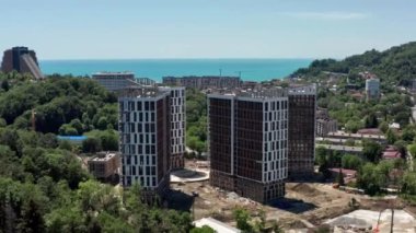 İnşaat alanının üzerindeki havadan. İnşaat işleri, inşaatçılar, inşaat evleri. Flight Over a New Constructions Development Sitesi. Emlak binası. Açık mavi gökyüzü hava görüntüsü