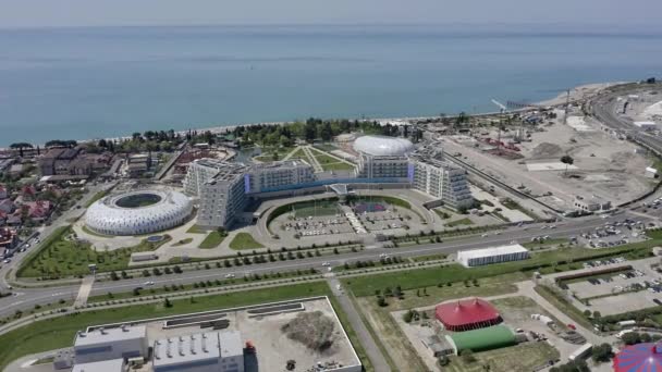 Sochi, Rusland - 01 juni 2021. Uitzicht vanuit de lucht op het pretpark Sochi en het educatiekamp Sirius Childrens. Onderwijscentrum Sirius in Sochi — Stockvideo