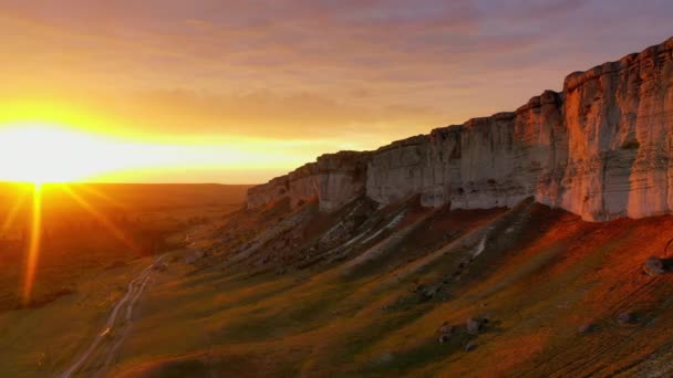 Φυσικό τοπίο του Ak-Kaya White Rock στο ηλιοβασίλεμα. Κριμαία. Εναέρια λήψη βίντεο. Όμορφο τοπίο στο ηλιοβασίλεμα. Ψηλά βουνά. Εξωτερική αναψυχή. Στο πάνω μέρος. Φυσικό καταφύγιο. Ένα ιστορικό μέρος. — Αρχείο Βίντεο