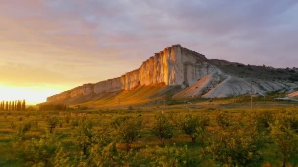 Yazın günbatımında Ak-Kaya Beyaz Kayası 'nın doğa manzarası, Kırım. Hava görünümü. — Stok video