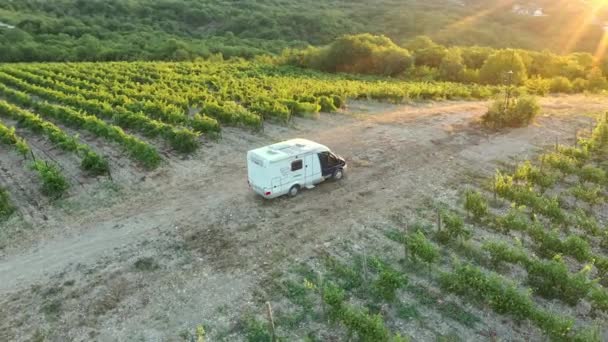 Familie vakantie reizen camper, vakantie in camper, Caravan auto vakantie. Prachtige natuur. natuurlijk landschap. druivenvelden. Luchtfoto 's. Zonsondergang. — Stockvideo