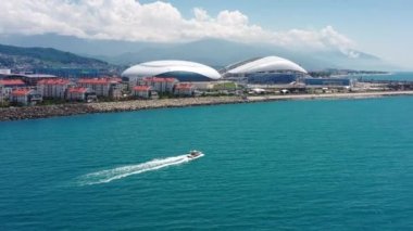 Hava manzaralı futbol stadyumu Fischt. Sochi, Adler, Rusya. Şehir manzarası modern olimpiyat parkı yeni spor binaları destansı kubbe. Gelecekçi mimari. Sinematik Rusya dönüm noktası. Mavi deniz kıyısı. 