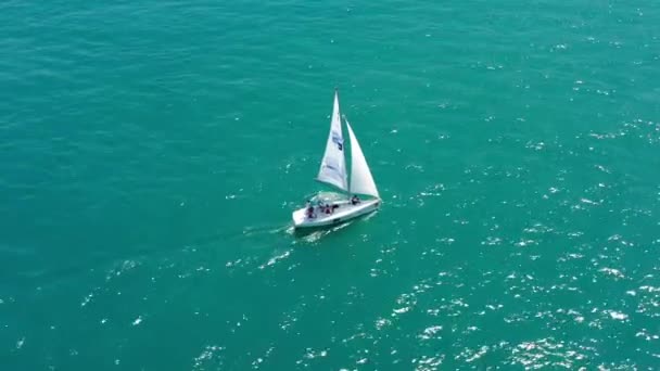 Navegación Mar Abierto Velero Yate Drone Vídeo Yates Yate Desde — Vídeo de stock