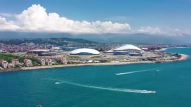 Hava manzaralı futbol stadyumu Fischt. Sochi, Adler, Rusya. Şehir manzarası modern olimpiyat parkı yeni spor binaları destansı kubbe. Gelecekçi mimari. Sinematik Rusya dönüm noktası. Mavi deniz kıyısı. 