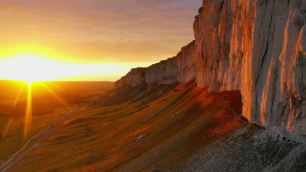 Φυσικό τοπίο του Ak-Kaya White Rock στο ηλιοβασίλεμα. Κριμαία. Εναέρια λήψη βίντεο. Όμορφο τοπίο στο ηλιοβασίλεμα. Ψηλά βουνά. Εξωτερική αναψυχή. Στο πάνω μέρος. Φυσικό καταφύγιο. Ένα ιστορικό μέρος. — Αρχείο Βίντεο