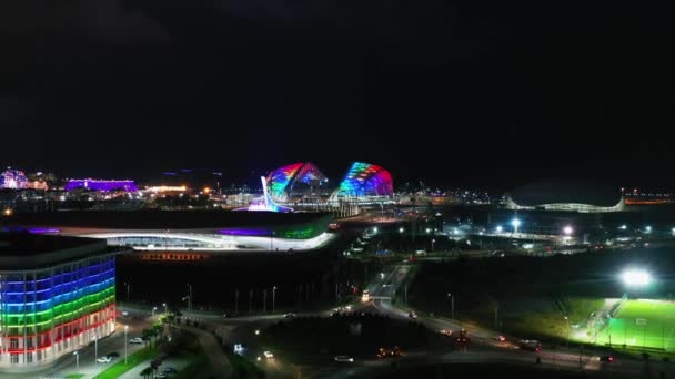 Parque Olímpico de Sochi, vista aérea, llama olímpica y fuente de baile por la noche desde arriba. Sochi, Rusia - 10 de junio de 2021 — Vídeos de Stock
