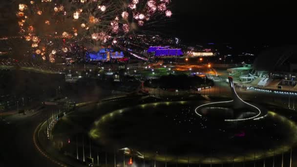 美しい叙事詩の歌噴水の夜の照明重要なバックライト、美しい。有名なホリデーリゾートイベント、オリンピック公園。上からの花火。空中写真。ソチ、ロシア- 20 6月2021 — ストック動画