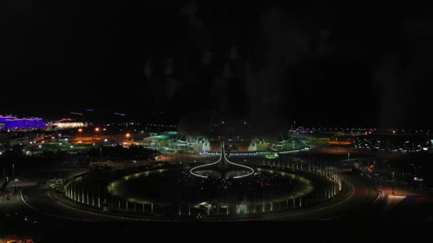 Belle épopée chant fontaine nuit éclairage important contre-jour, belle. Événement de villégiature célèbre, parc olympique. Feux d'artifice d'en haut. Photographies aériennes. Sotchi, Russie - 20 juin 2021 — Video