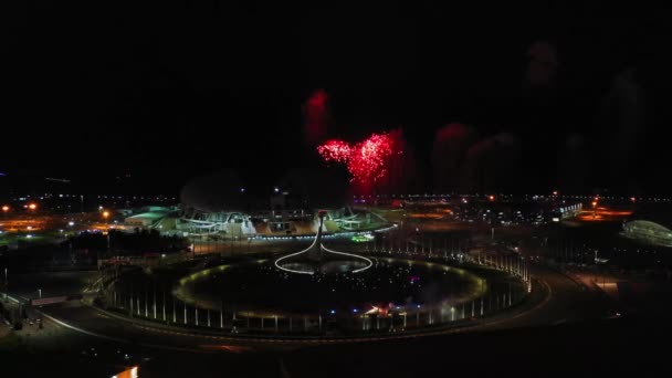 Bela fonte de canto épico iluminação noturna importante backlight, bonito. Famoso evento de férias resort, parque olímpico. Fogos de artifício de cima. Fotografias aéreas. Sochi, Rússia - 20 de junho de 2021 — Vídeo de Stock