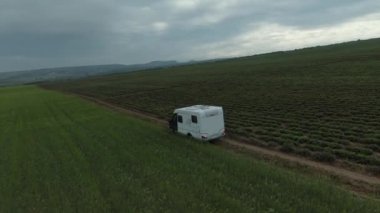 Aile tatili karavanı, karavan gezisi, karavan tatili. Güzel doğa doğa manzarası. Hava görüntüsü. Doğada bir karavan arabası. Karavanla yolculuk..