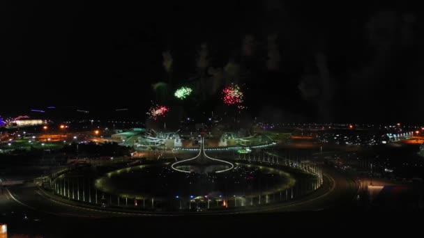 Schöne epische singende Brunnen Nacht Beleuchtung wichtige Hintergrundbeleuchtung, schön. Berühmter Ferienort, Olympiapark. Feuerwerk von oben. Luftaufnahmen. Sotschi, Russland - 20. Juni 2021 — Stockvideo