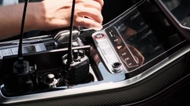 Araba motorunu çalıştırıyorum. Düğmeye bas. Parmak, motoru çalıştırmak için düğmeye bas. Ağır çekim. Adam siyah direksiyonun yanındaki motor çalıştırma düğmesine basıyor. Başlangıç durağı. Anahtar yok.
