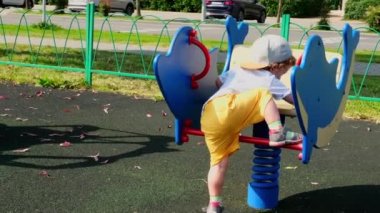 Şapkalı beyaz bir çocuğun portresi. Sokakta. Yüzünde duygular var. Ağlayan bir bebek. Kayboldum. Bir yardım çığlığı. Güneşli bir gün. Erkek çocuk ağlıyor, gözyaşları akıyor, kirli bir hayat tarzı.