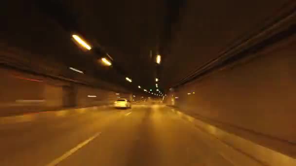 Хронометраж з вікна автомобіля під час руху в тунелі. Перегляд від першої особи . — стокове відео