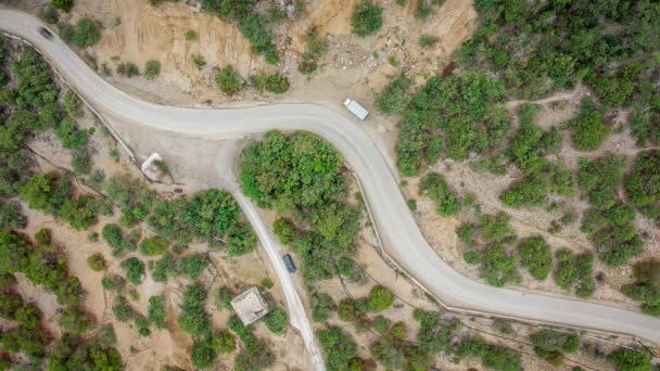 Tráfego pesado de carros em uma estrada de montanha sinuosa. Vista de cima para baixo. Filmagem de vídeo aéreo. Timelapse. Tiroteio acelerado. — Vídeo de Stock