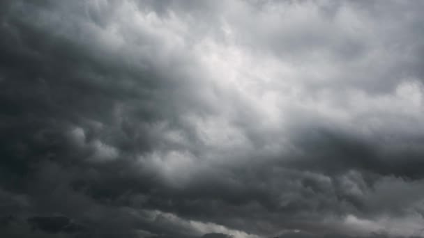 거대 한 회색 폭풍 구름 이 하늘에 떠 있습니다. 구름낀 날씨. 궂은 날씨. 폭풍. 자연 재해였지. 강한 바람. 사람 이 없어요. — 비디오