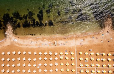 Plaj şemsiyeleri tepeden tırnağa. Fotoğrafların hava fotoğrafçılığı. Tatil sezonu. Dinlen. Kumsal.