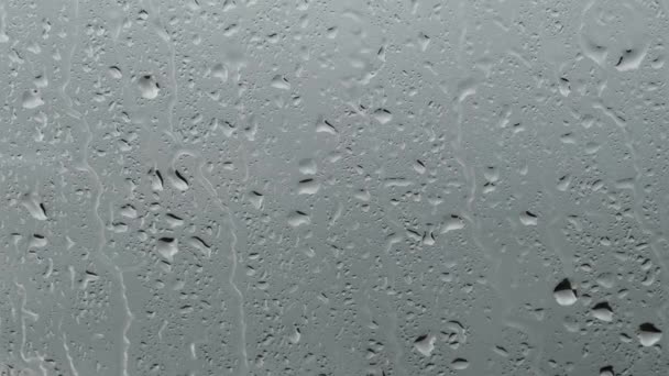 Regendruppels op het glas. Bewolkt weer. Regen. Verdriet. Verdriet. Blauwe stemming. — Stockvideo