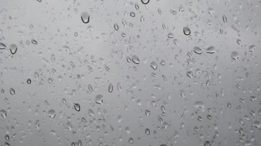 Cama yağmur damlaları damlıyor. Hava bulutlu. Yağmur. Üzüntü. Üzüntü. Hüzünlü.