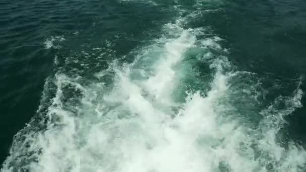 Blick vom Deck der Jacht am Bug, aus nächster Nähe. Seitenansicht mit grünem Meer und Wellen. Konzept, Lebensstil und Freiheit. Zeitlupe. — Stockvideo