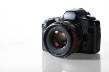 Beyaz arka plan üzerinde kamera