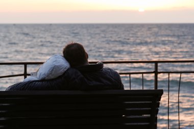 Gençler günbatımında bak