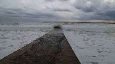 Dalgakıran karşı çökmesini bir fırtına sırasında kara denizin dalgaları. Sochi