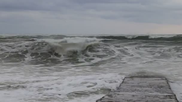 Wellen des Schwarzen Meeres während eines Sturms, der gegen die Buhne krachte. Sotschi — Stockvideo