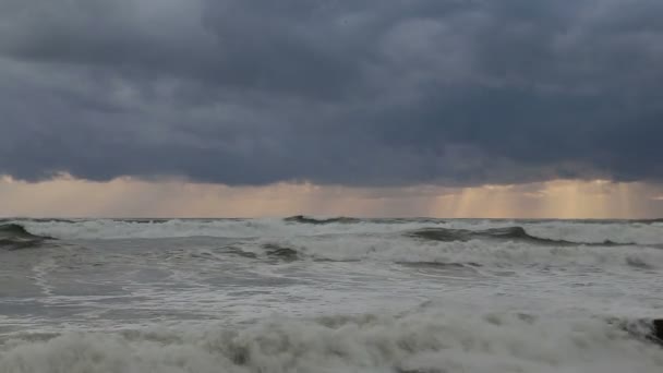 在黑海的灰色的云层在索契的背景幕布上的风暴. — 图库视频影像
