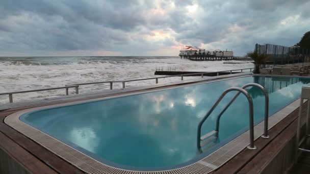 Zwembad met blauwe water op het strand in Sochi te midden van de storm in de Zwarte Zee — Stockvideo