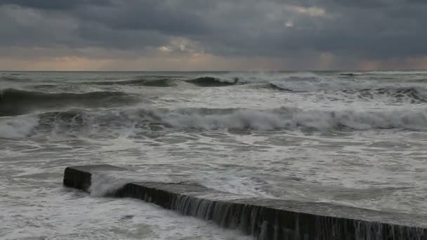 一场暴雨打破在索契在码头上黑色大海的波涛 — 图库视频影像