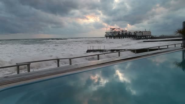 Piscine avec eau bleue sur la plage de Sotchi au milieu de la tempête dans la mer Noire — Video