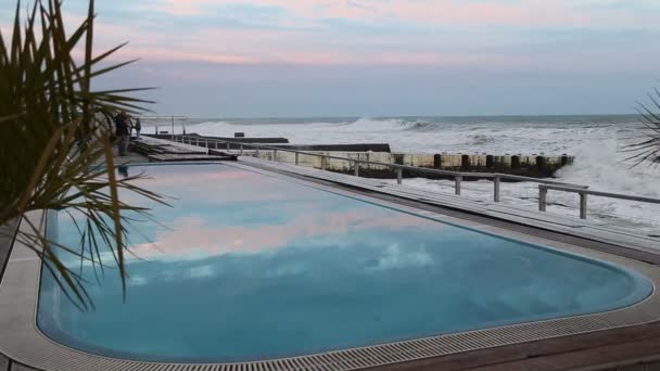 Piscina com água azul no fundo de uma tempestade no mar Negro em Sochi — Vídeo de Stock