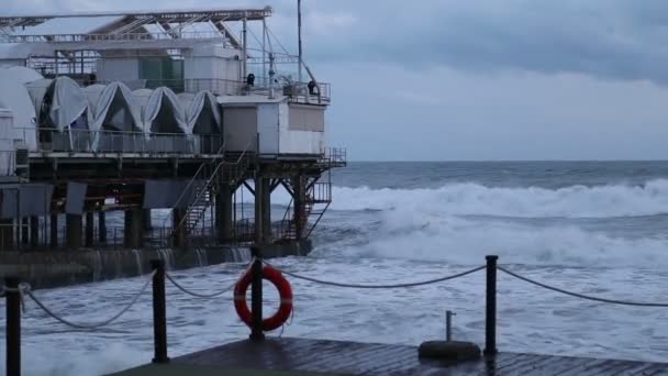 Le bâtiment du restaurant dans la mer Noire lors d'une tempête à Sotchi 