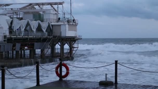 Le bâtiment du restaurant dans la mer Noire lors d'une tempête à Sotchi — Video