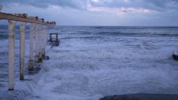 El edificio del restaurante en el Mar Negro durante una tormenta en Sochi — Vídeos de Stock