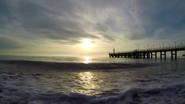 Surf nocturno en el Mar Negro al atardecer y el muelle en Sochi — Vídeo de stock