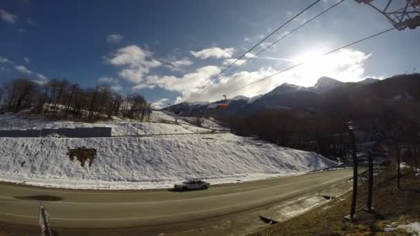 Zeitraffer-Wolken auf dem Hintergrund des Berges Aibga in Krasnaja Poljana, Sotschi — Stockvideo