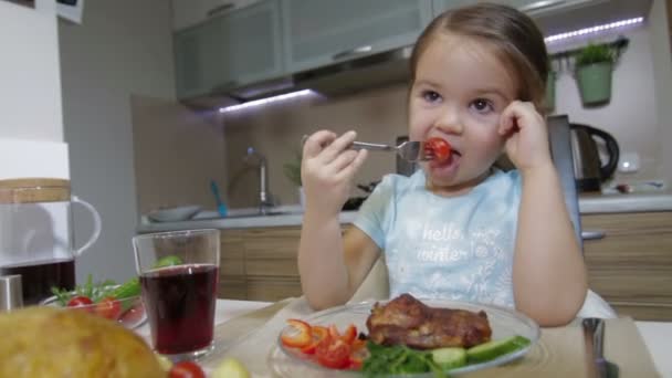 小女孩吃团年饭 — 图库视频影像