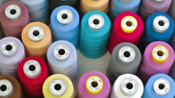 Производство текстиля прядение многих нитей — стоковое видео