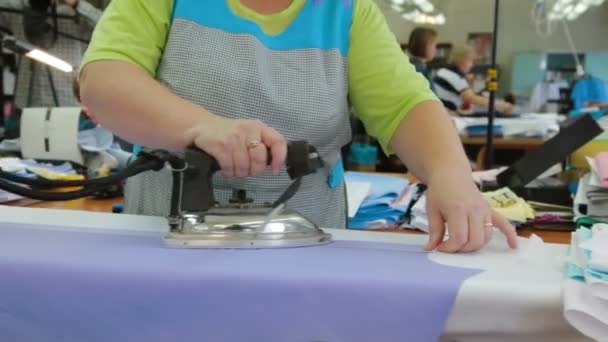 Θηλυκό ράφτης χαϊδεύοντας πουκάμισο με σίδηρο ενδυμάτων — Αρχείο Βίντεο