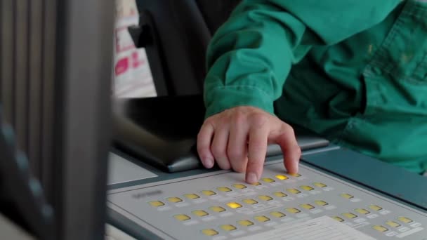 Fernbedienung der Förderer Rundholzsortiermaschine — Stockvideo