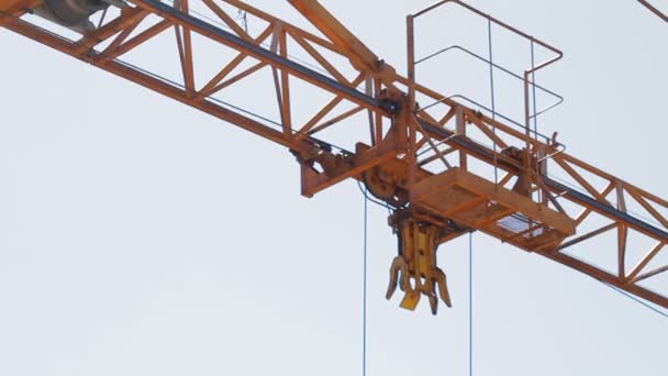 Primer plano extremo del mecanismo de elevación de la grúa torre — Vídeo de stock