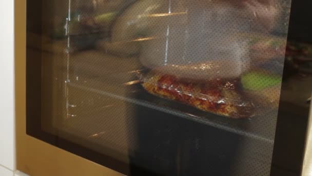 女人拿出烤箱的鸡 — 图库视频影像