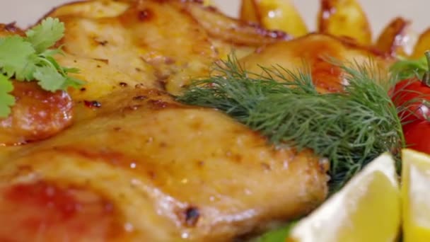 Dolly shot roast chicken and vegetables in a plant — Stock Video