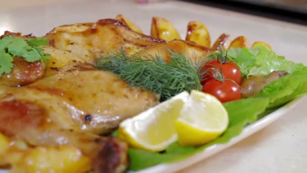 Poulet rôti et légumes Dolly shot — Video