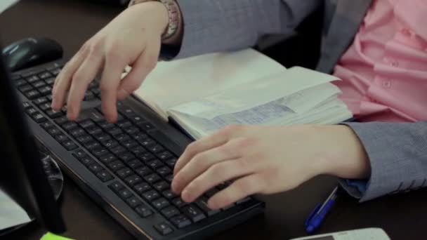 Hombre manos escribiendo en el teclado de la computadora negro — Vídeo de stock